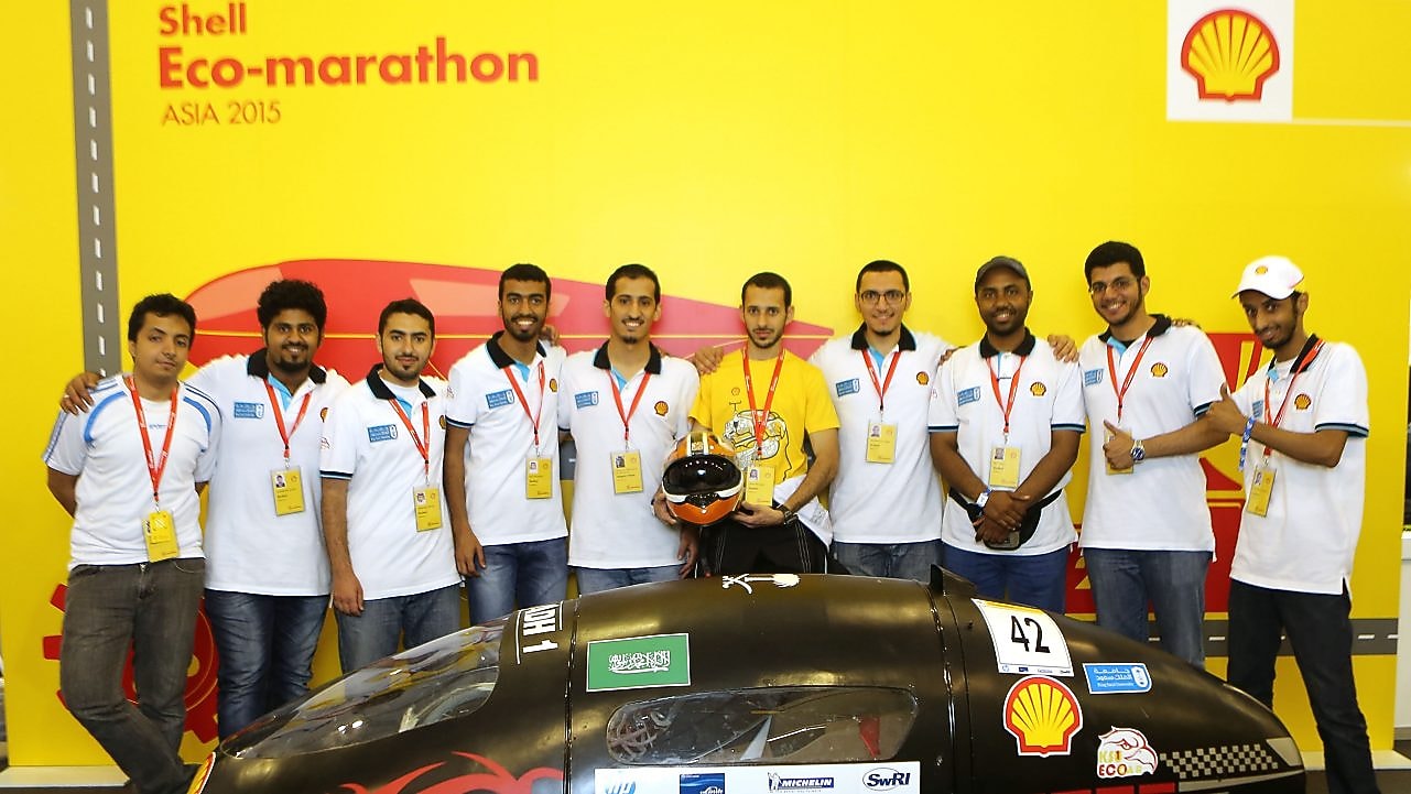 الفريق KSUEcoCar من جامعة الملك سعود مع نموذج السيارة الرياض 1