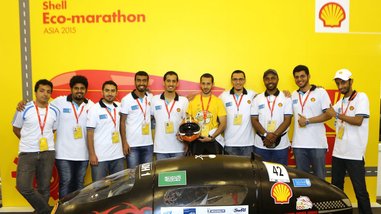 الفريق KSUEcoCar من جامعة الملك سعود مع نموذج السيارة الرياض 1