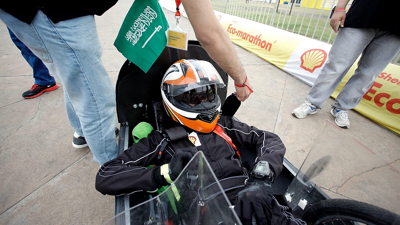 فريق جامعة الملك سعود يستعد لبدء مسابقة ماراثون شل البيئي 2016