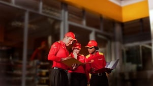 موظفو شل الحاليين أو السابقين، والمتعاقدين مع شل أو المستقلين